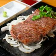 カジュアル～ヴィンテージまで100種類以上のワインは、いずれも「佐賀牛」との相性を考えたラインナップ。また、最優秀賞を受賞した希少な「佐賀牛チャンピオン牛」を数量限定で特別入荷。来店時はぜひチェックを。