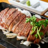 きめ細かな霜降りが特徴のサーロインを贅沢にステーキで。口に入れた瞬間に溶けるような甘みと豊かな香り、繊細な肉質が堪能できるまさに極上の逸品です。