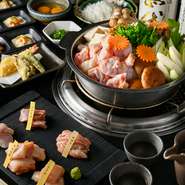 「鶏焼き」を中心に、一品料理・酒と多彩なメニューが自慢のお店。幅広いニーズに対応できるため、各種宴会での利用にもぴったり。焼き網や鍋を囲むことで、いつも以上に会話も弾みそうです。