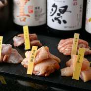卓上の焼き網で「阿波尾鶏」「京紅地鶏」などの厳選素材を焼きたてで楽しむ“YAKINIKU STYLE”の名物メニュー。イチオシは『TORIYAKI盛り合わせ』。銘柄鶏や部位ごとの食感や旨みの違いを実感できます。