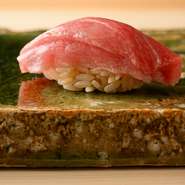 豊洲市場にて厳選された鮪をメインに迎えて握る、王道の一貫。大トロの筋を丁寧に処理し、筋と筋の間にある、柔らかな身のみを提供。とろけるような舌触りと旨みだけを贅沢に味わえます。