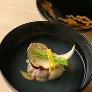 コース内の鮨の合間に提供される腕物・揚げ物もまた、割烹出身の技術を活かしたこだわりの逸品。鰹出汁を使い、素材同士のおいしさをシンプルに引き出した逸品で、最後の一口までゲストの心を満たしてくれます。