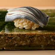 伝統的な江戸前鮨の一つ。小ぶりで丸く、脂ノリが良い小肌を使用。時期や身の張りを見極め、その日の状態に合った〆加減で仕上げる一貫には、職人の創意工夫が光ります。