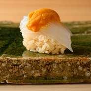 きめ細やかな職人技を施したイカに、濃密なうにを添えた一貫。厳選された素材同士が絶妙に引きたて合う、奥深い味わいを楽しめます。