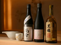 日本酒は信頼できるサプライヤーより厳選。季節の食材に合わせて、常時10銘柄以上の飲み頃の銘柄を取り揃えています。