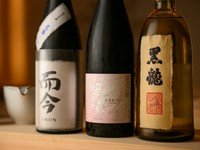 時期ごとのおすすめ日本酒を取り揃えています。当日のメニューは店舗にてご確認ください。