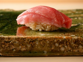 お造り・焼物・揚物・蒸し物に、おまかせ握り。季節ごとの鮮魚や野菜を味わうおまかせのコース料理です。