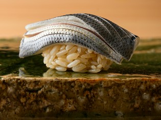 豊洲市場や全国より届く厳選食材。シャリもまたこだわりの逸品