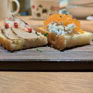 トーストした自家製のフォカッチャに旬な食材をのせた前菜です