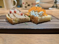 トーストした自家製のフォカッチャに旬な食材をのせた前菜です