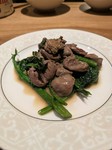 新鮮な鳥の心臓を甘みのあるマルサラ酒とバターで蒸し焼きにしたヒトサラです