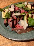 脂身の少ないA4ランクの黒毛和牛をシンプルにローストした肉の旨味を感じられるヒトサラです