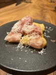 揚げたピザ生地と生ハムを一緒に食べるエミーリアロマーニャ州で人気の料理