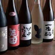 日本酒のおいしさを存分に感じられる銘柄がずらり。蔵元のこだわりが息づく一本一本が、季節の料理に寄り添います。さらに、奄美の黒糖焼酎やワインも常時用意され、多彩な味わいを楽しめるのも魅力です。