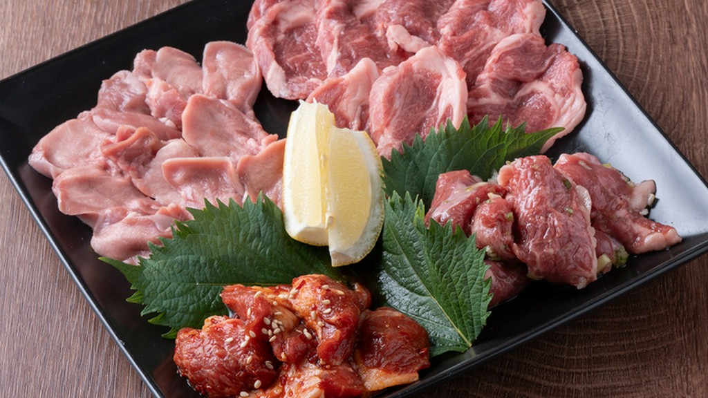 ラム肉の異なるおいしさを一皿に凝縮した『ジンギスカン四種盛り合わせ』