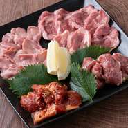 特上肩ロースの濃厚な旨み、ねぎ塩ロースの香ばしさ、旨辛ロースの刺激、ラムタンの歯ごたえと、焼くたびにそれぞれの個性が際立ち香りと味が深まります。
（特上肩ロース／ねぎ塩ロース／旨辛ロース／ラムタン）