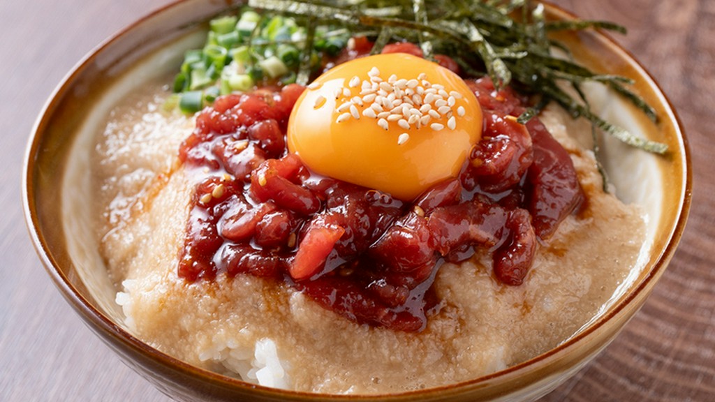 程良い満足感を残しながら、胃にも心にも優しく寄り添う『ラムユッケとろろ飯』