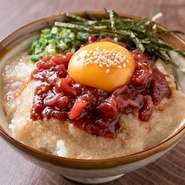 ラムのユッケにとろろと卵黄が絡み合うことで、とてもまろやか。とろろの優しい食感が全体を包み込み、ご飯との相性も抜群です。濃厚ながらも後味はすっきりとしていて、最後まで飽きることなく食べられます。