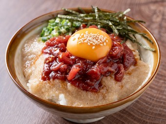 程良い満足感を残しながら、胃にも心にも優しく寄り添う『ラムユッケとろろ飯』