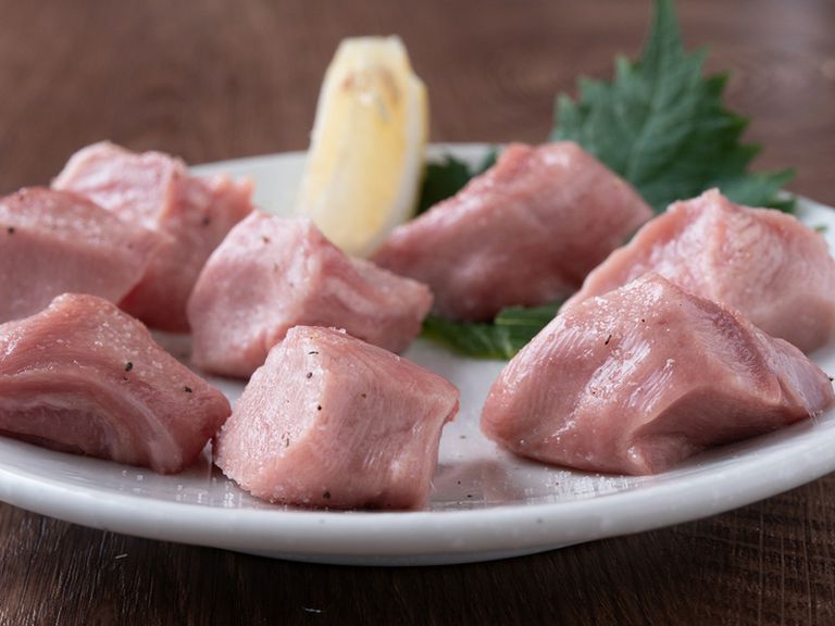 「タン元」ならではの食感と香りをそのままいただく『厚切り上ラムタン』