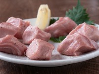 「タン元」ならではの食感と香りをそのままいただく『厚切り上ラムタン』