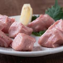 「タン元」ならではの食感と香りをそのままいただく『厚切り上ラムタン』