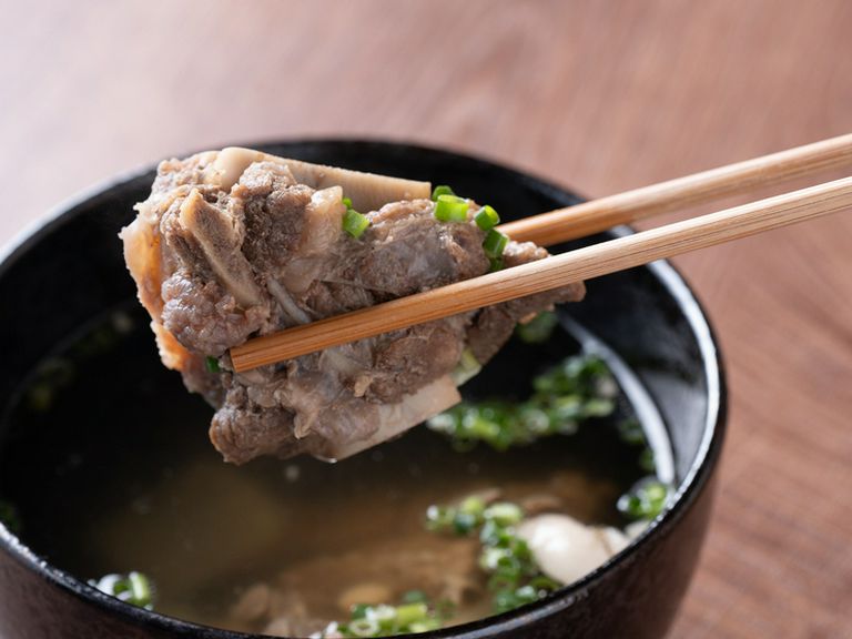 一口すするだけで、素材の良さを感じられる『琉球イノシシ汁』