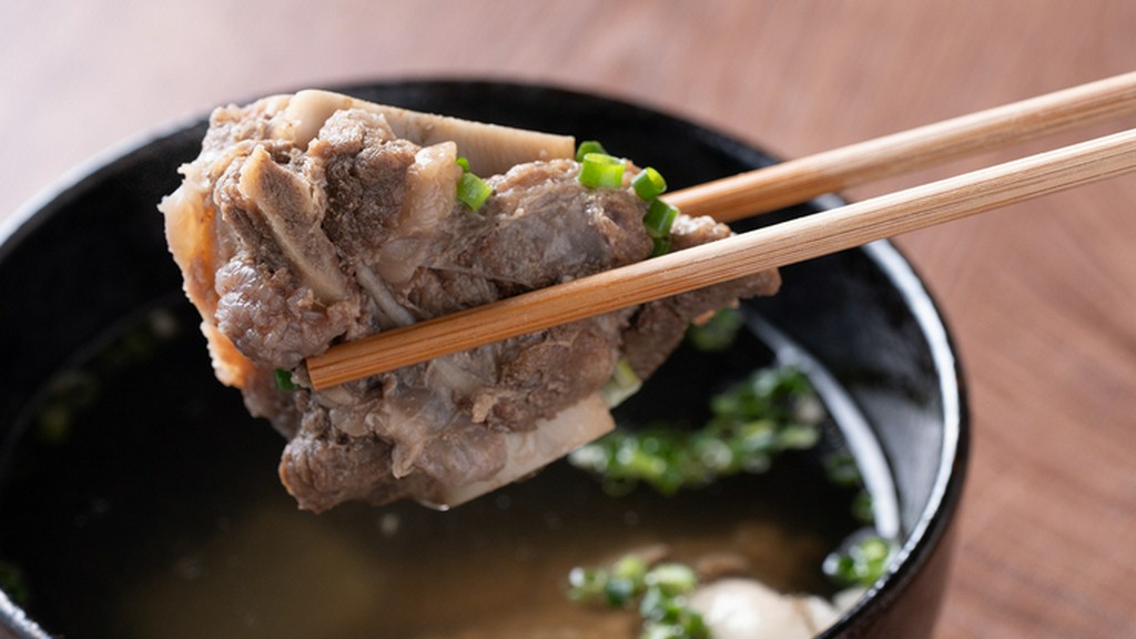 一口すするだけで、素材の良さを感じられる『琉球イノシシ汁』