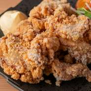 ジューシーな若鶏を、秘伝のタレに漬け込み、香ばしく揚げたお店仕込みの唐揚げ。サイズ感もあり食べ応え抜群の唐揚げは、夜のお酒のお供はもちろん、ランチメニューとしても評判です。