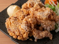 ジューシーな若鶏を、秘伝のタレに漬け込み、香ばしく揚げたお店仕込みの唐揚げ。サイズ感もあり食べ応え抜群の唐揚げは、夜のお酒のお供はもちろん、ランチメニューとしても評判です。