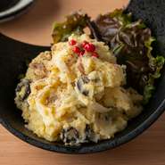 ブランドじゃがいもを贅沢に使ったポテトサラダ。ブラックオリーブ・アンチョビを加えることで、リッチなテイストに。素材一つ一つにこだわった、一味違う大人のポテサラです。