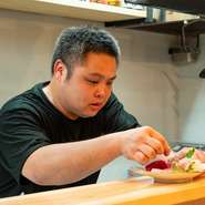 “お堅い接客”ではなく“フランクな接客”を意識。のんびりとリラックスしつつ、料理やお酒をいただけるアットホームさも、【創作Dining ENCOUNTER】の特徴です。