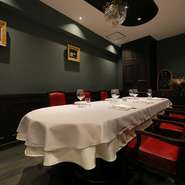 ビジネスシーンでの大切な方への“おもてなし”。その大切な席には、最大8名まで利用可能な「翠席」がオススメ。深翠色を基調とした落ち着きのある空間です。国内はもとより、海外からのゲストにも最適です。