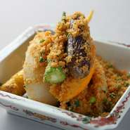 【柳菜華】は1日8名様限定のコース料理のみ。その日の野菜本来の繊細な味わいと季節感を大切に、中国四大料理のエッセンスを取り入れた、王道かつ斬新な味わいを提供しています。