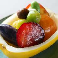 【柳菜華】はメニュー名がありません。毎日変化する旬野菜を毎日違うメニューとして提供するからです。おいしい野菜のオンパレード。ここでしか味わえないシェフ渾身の一皿です。