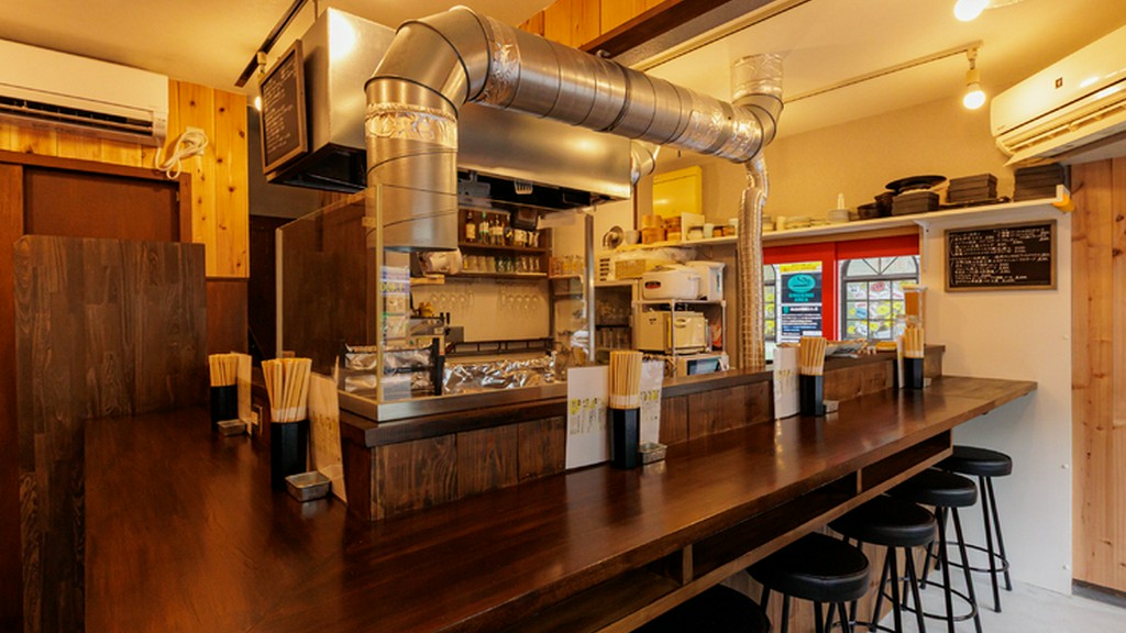 木目が美しいカウンター席は、会話が楽しめる“憩いの場”