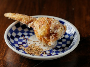 その独特の食感と味わいをより楽しめる逸品『自家製手羽ギョーザ（1本）』