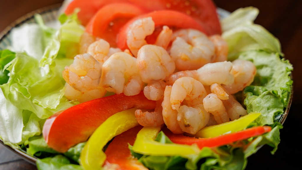 自家製ドレッシングで、色とりどりの新鮮野菜と海鮮を味わう一皿『自家製ドレッシングの正1サラダ』
