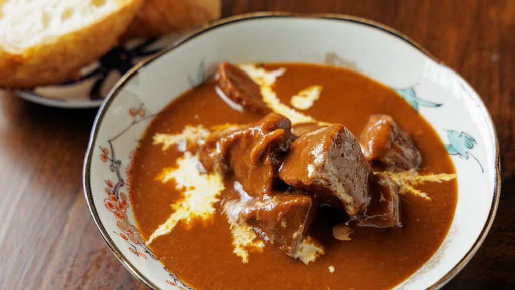 仲間とシェアして楽しめる一皿。店主のスペシャリテ『ゴロゴロタンシチュー（バケット付き）』