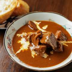 仲間とシェアして楽しめる一皿。店主のスペシャリテ『ゴロゴロタンシチュー（バケット付き）』