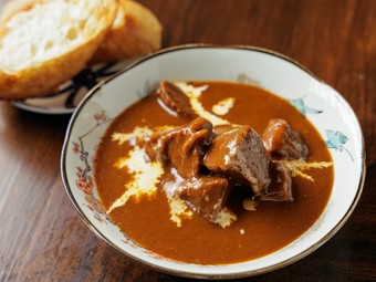 仲間とシェアして楽しめる一皿。店主のスペシャリテ『ゴロゴロタンシチュー（バケット付き）』