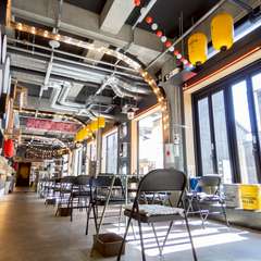 洗練されたアーバン空間で食事を満喫