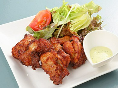 風味豊かなソースと味わう『ザンギのバジルソース添え』