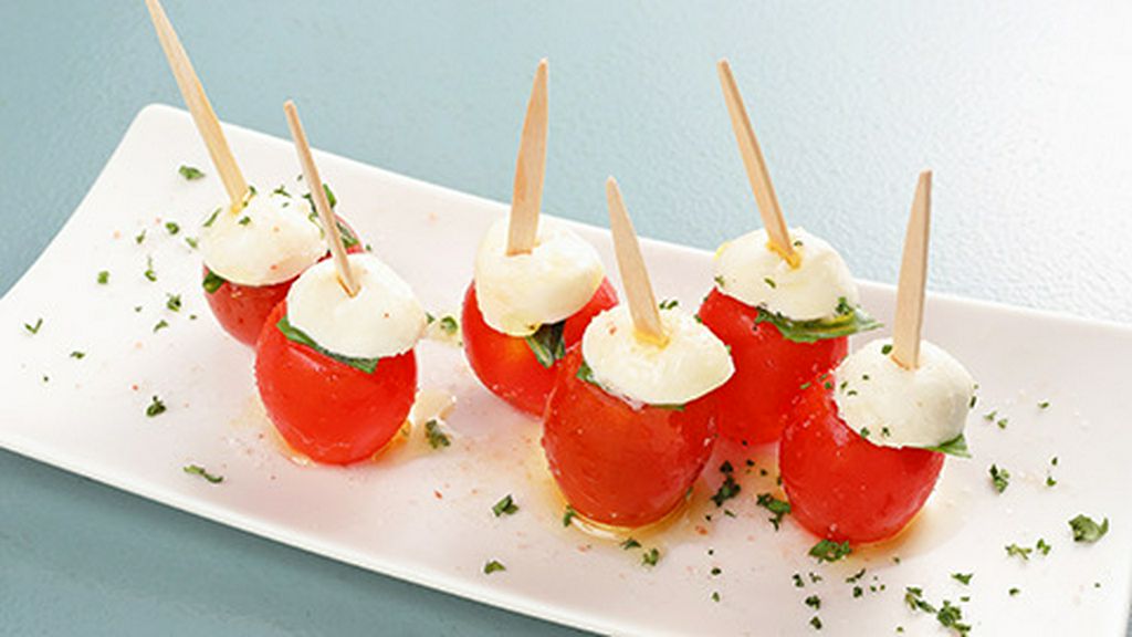 トマトとバジルのカプレーゼのピンチョス