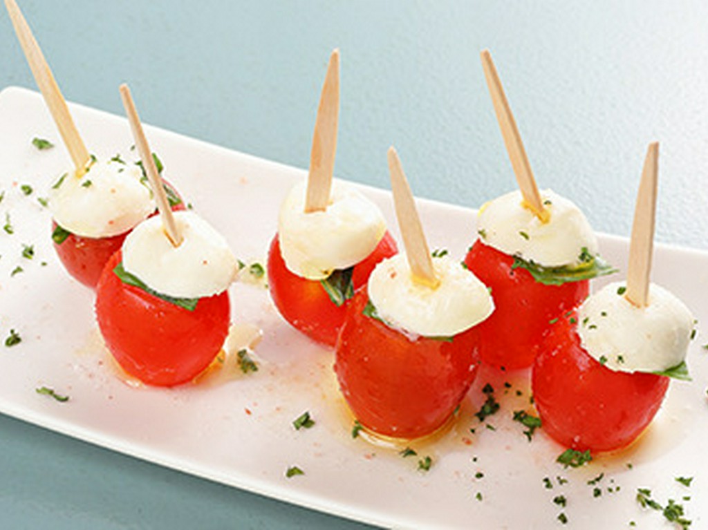 トマトとバジルのカプレーゼのピンチョス