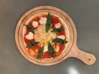 洗練されたおしゃれなデザインの店内で楽しむ優雅なランチはデートや女子会にもぴったり。あつあつのピザに新鮮なインサラータ(野菜サラダ)、ひんやりと甘くて美味しいドルチェにはカタラーナをご用意しています。