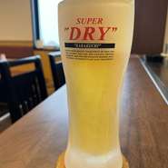 氷ったグラスで提供する一杯。キンと冷えた口当たりときめ細やかな泡が、鉄板焼きの旨味をいっそう引き立てます。