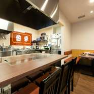 店内にはカウンター席が用意されています。駅から徒歩2分なので、仕事帰りのちょっと一杯にも利便性がバツグン。店主や隣の席の方と語らいながら、ゆったりとした時間を過ごせます。