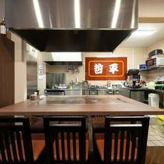 食と会話と雰囲気を楽しむデート。臨場感溢れるカウンター席