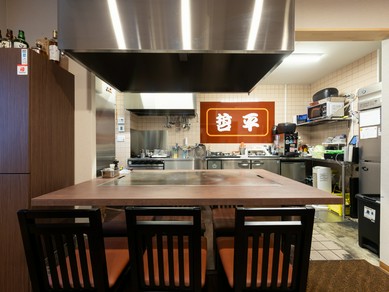 食と会話と雰囲気を楽しむデート。臨場感溢れるカウンター席